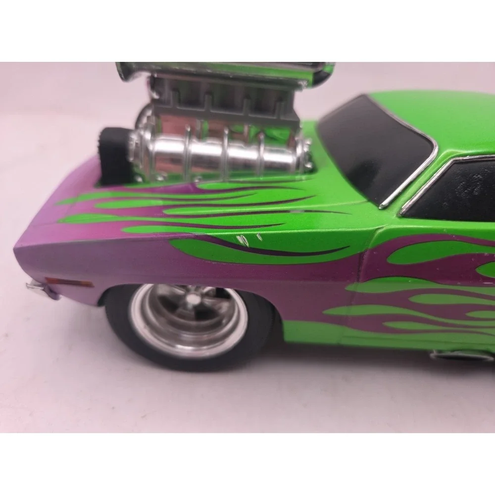 Muscle Machine 1/18 1970 Plymouth HEMI CUDA 2000 Funline Green W/ Purple Flames